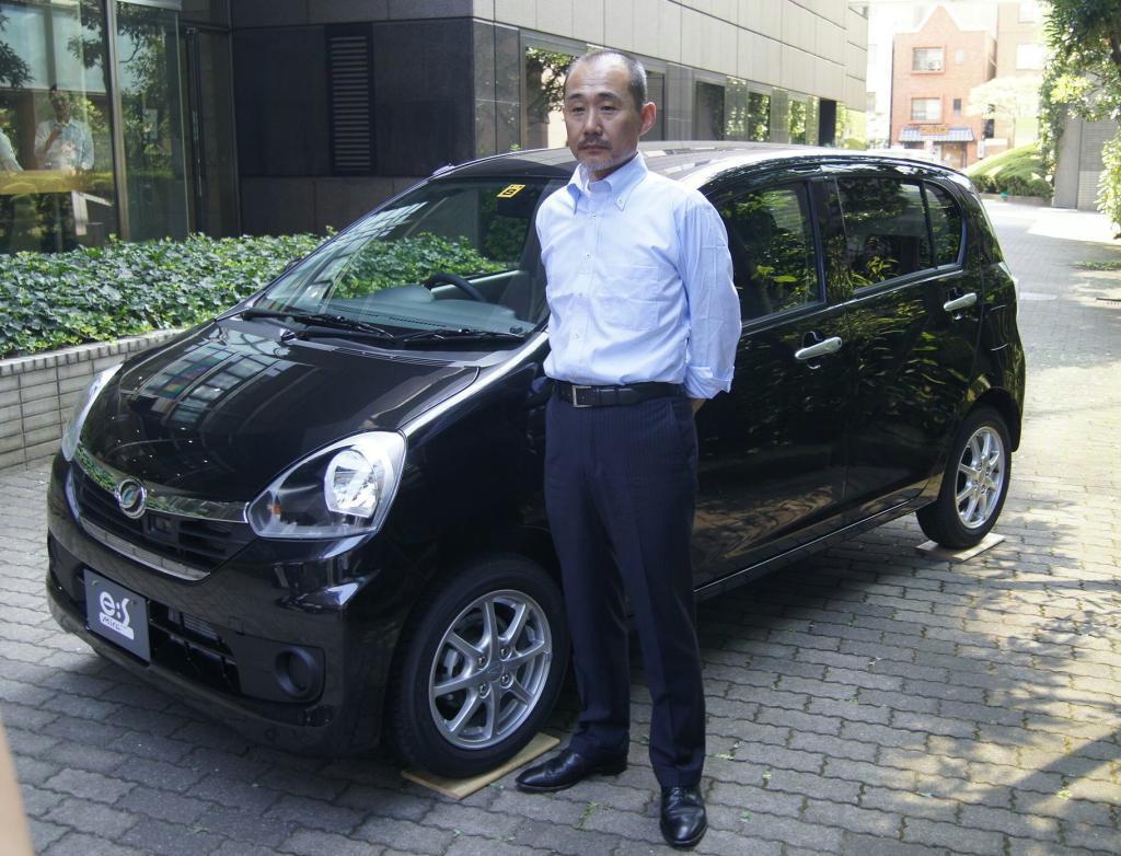 一部改良したダイハツ工業のミライースと、開発責任者の中島雅之チーフエンジニア＝１９日、東京都港区