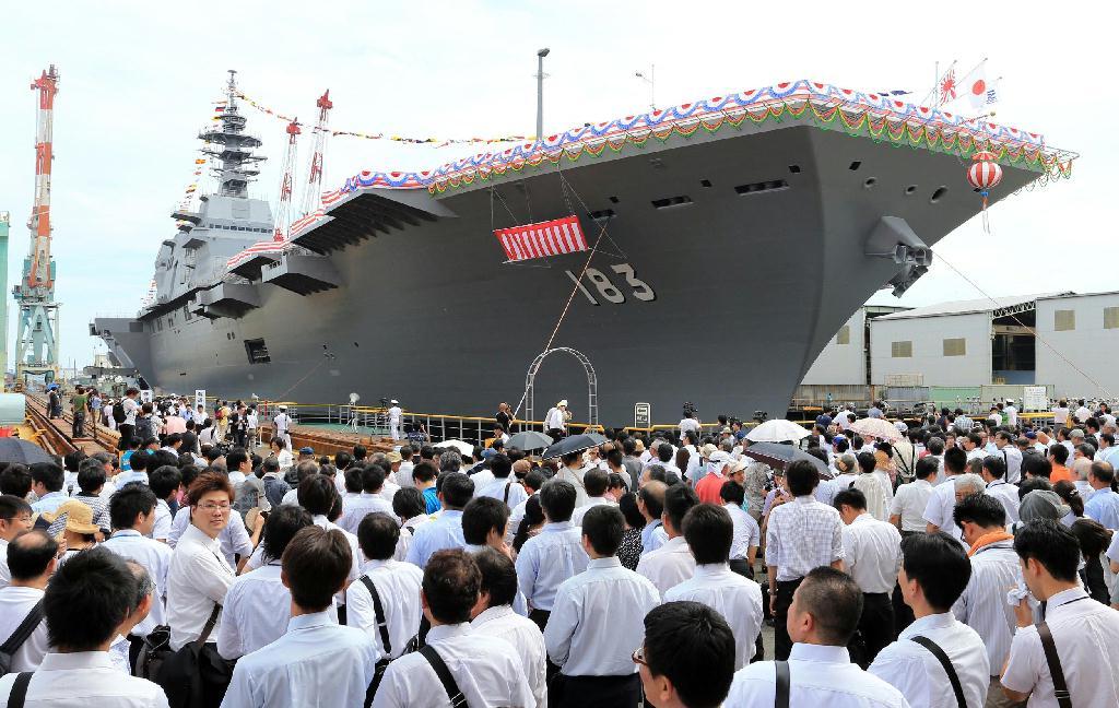海上自衛隊の護衛艦「いずも」の進水式、命名式が横浜市磯子区で行われた＝８月６日午後、ジャパンマリンユナイテッド磯子工場（桐原正道撮影）