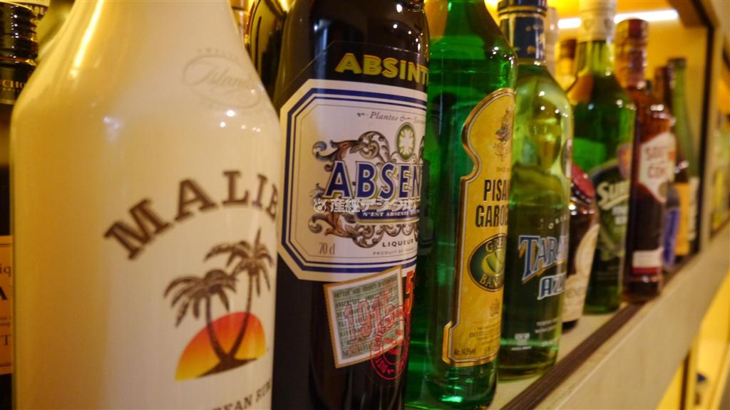 「Ｂａｒ＿Ｄｉｎｉｎｇ＿ＤＪ＿Ｃａｆｅ＿とこなつ家」の店内はトロピカルで、お酒もトロピカルだ＝２０１３（平成２５）年６月７日、東京都豊島区（上智大学＿有志学生記者、高橋輝撮影）