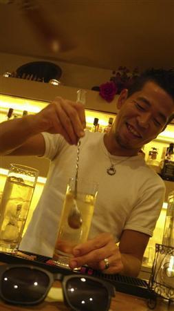 カウンター越しに、本音で相談に乗ってくれる「とこなつ家」のマスターで、“やっさん”こと鈴木康弘さん＝２０１３（平成２５）年６月７日、東京都豊島区（上智大学＿有志学生記者、高橋輝撮影）