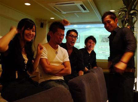 「Ｂａｒ＿Ｄｉｎｉｎｇ＿ＤＪ＿Ｃａｆｅ＿とこなつ家」には毎晩、たくさんの就職相談の若者たちが訪れ、マスター（左から２人目）を囲む＝２０１３（平成２５）年６月７日、東京都豊島区（上智大学＿有志学生記者、高橋輝撮影）