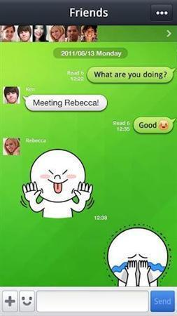 複数の友人と同時にコミュニケーションが行えるＬＩＮＥのチャット画面＝２０１３（平成２５）年８月（関西大学＿谷本奈穂ゼミ＿有志学生記者撮影）