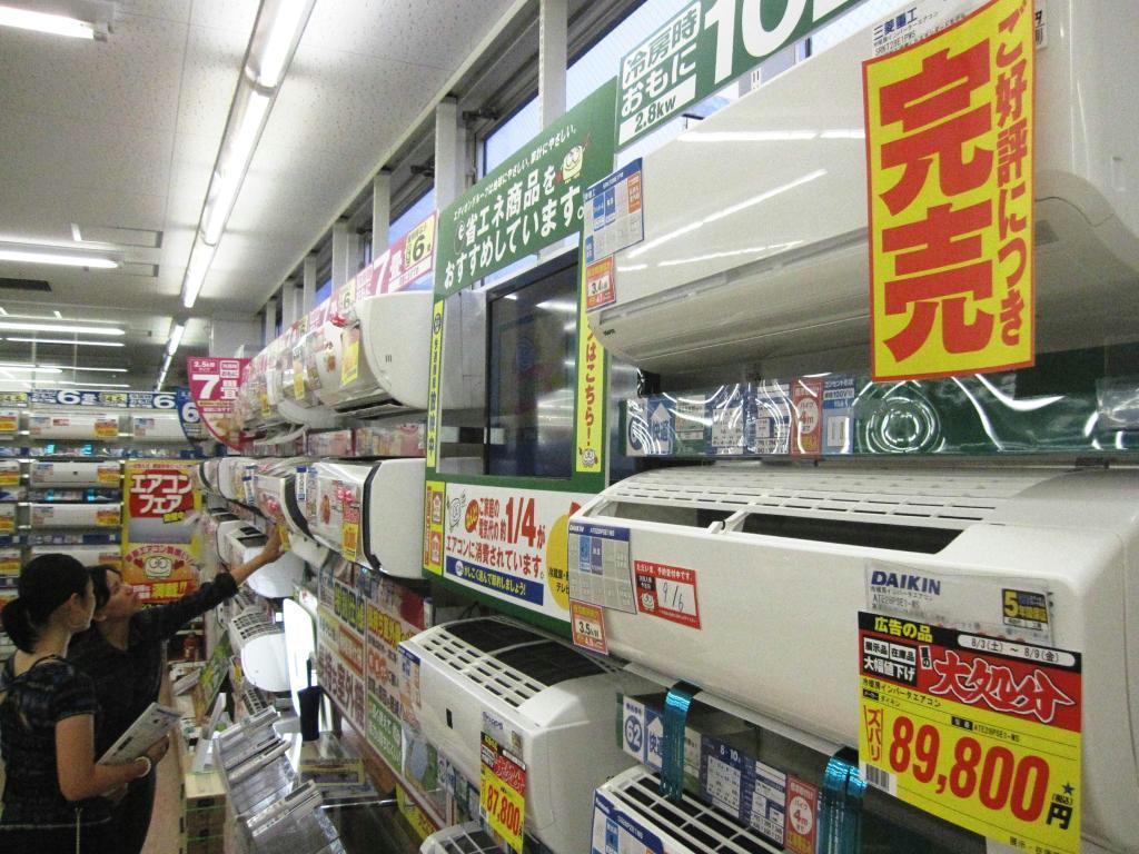 家電量販店のエアコン売り場。猛暑で飛ぶように売れている