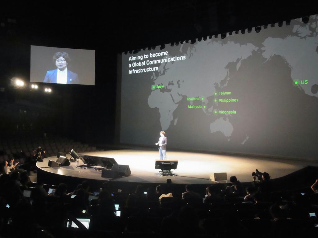 ＬＩＮＥの森川亮社長（中央）は事業説明会でネット通販など今後の経営戦略を語った＝２１日、千葉県浦安市