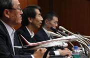 三菱航空機の川井昭陽社長（左から２人目）ら幹部。手前は開発中の小型ジェット旅客機ＭＲＪの模型＝８月２２日午後、東京都港区の三菱重工業品川本社ビル（小野淳一撮影）