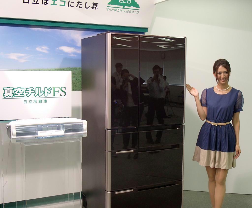日立アプライアンスが発売する新型冷蔵庫。ワサビと同じ辛み成分で食品を新鮮に保存する＝２７日、東京都港区