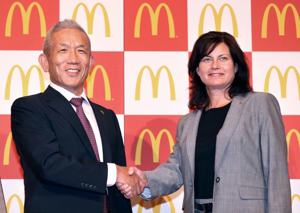 日本マクドナルドの社長を退任した原田泳幸氏（左）と新社長に就いたサラ・カサノバ氏＝２７日、東京都新宿区のホテル