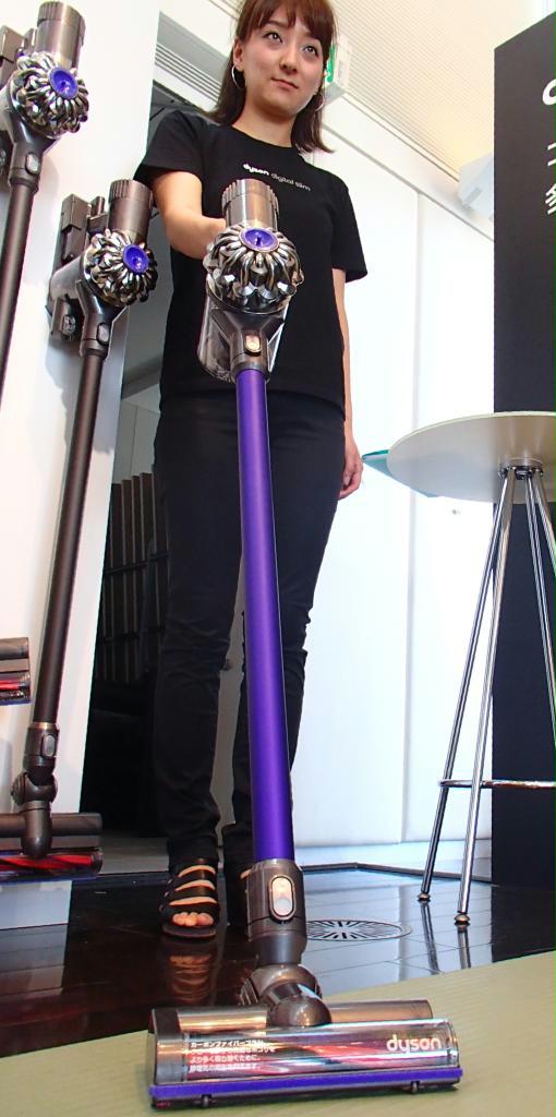 ダイソンのコードレス掃除機「ＤＣ６２」。コード付きの掃除機にも負けない集塵力が売りだ