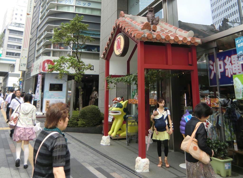 沖縄県の「銀座わしたショップ」（手前）と高知県の「まるごと高知」など地方自治体のアンテナショップが集まる東京都中央区の銀座１丁目