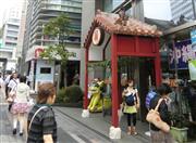 沖縄県の「銀座わしたショップ」（手前）と高知県の「まるごと高知」など地方自治体のアンテナショップが集まる東京都中央区の銀座１丁目