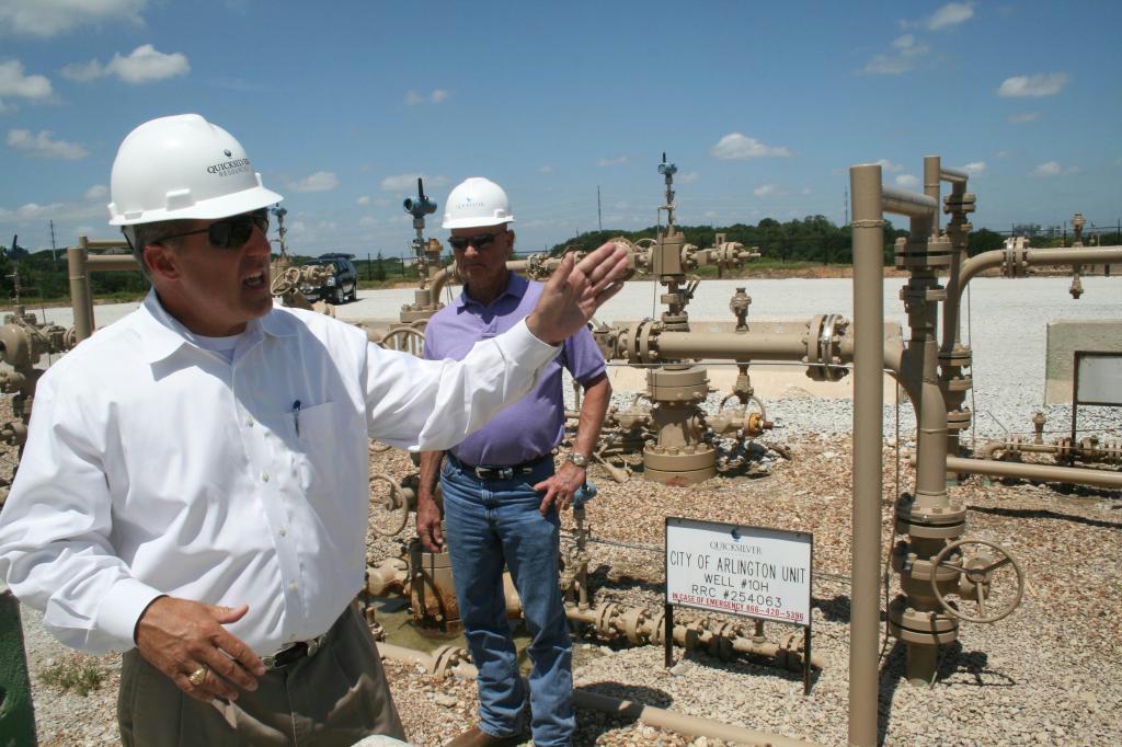 米テキサス州フォートワース市内にあるシェールガスの井戸。幹線道路沿いに、こうした井戸が多数ある