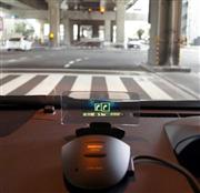 パナソニックが１０月下旬に発売するヘッドアップディスプレーは視線を落とさずに道路情報を確認できる