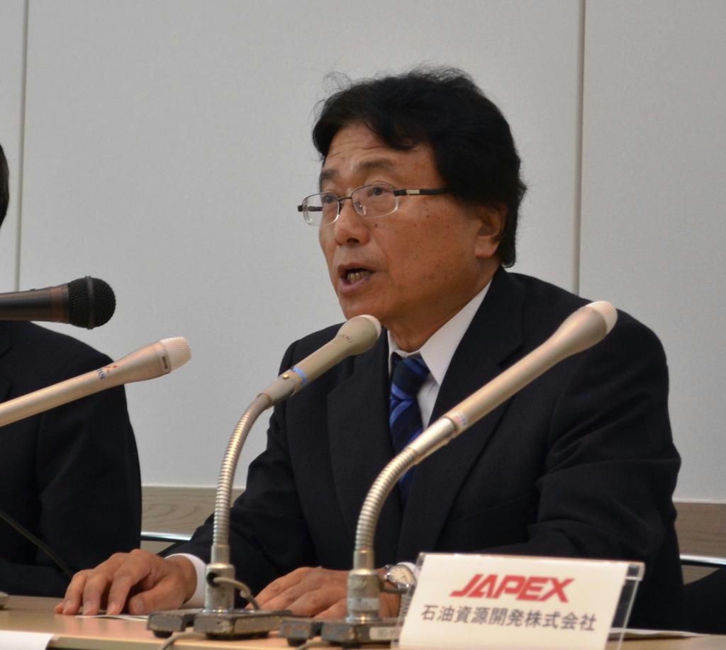 イラクのガラフ油田の生産開始を発表する石油資源開発の中山一夫常務＝２日、東京都千代田区