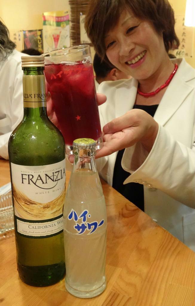 「じゃんじゃん割って、ゴクゴク飲んで」とカクテル「赤ｄｅハイ」をＰＲする博水社の田中秀子社長＝東京都品川区