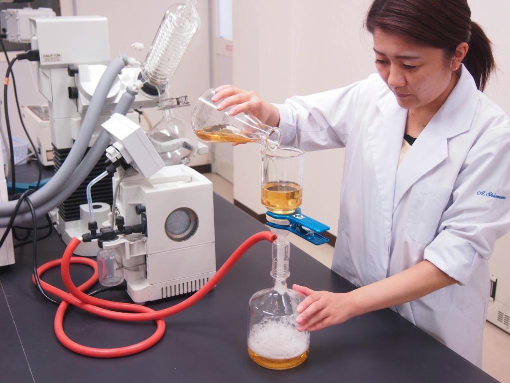 サティス製薬の研究室で原料を抽出するスタッフ＝埼玉県吉川市