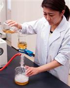 サティス製薬の研究室で原料を抽出するスタッフ＝埼玉県吉川市