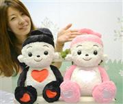 バンダイが１１月９日に発売する新たに言葉を覚えるしゃべるぬいぐるみ「ハートそだつよ！プリモプエル」＝３日、東京都千代田区