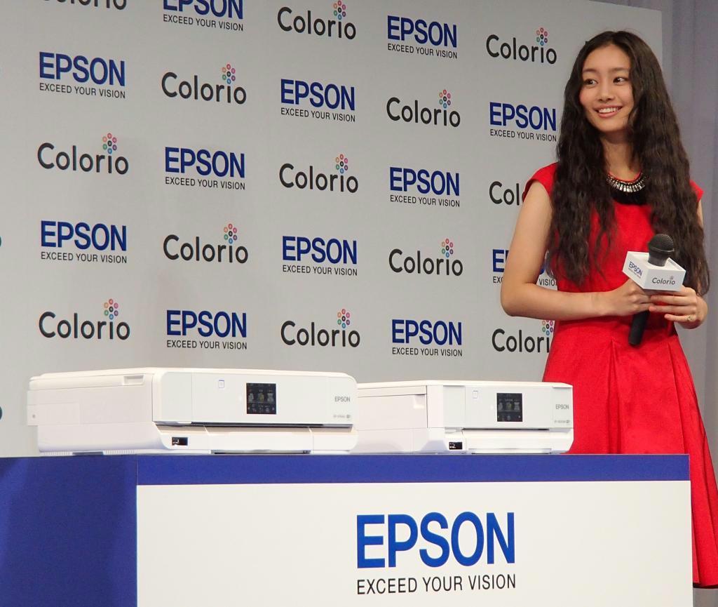 エプソンの新製品をＰＲするイメージキャラクターで女優の忽那汐里さん＝３日、東京都文京区