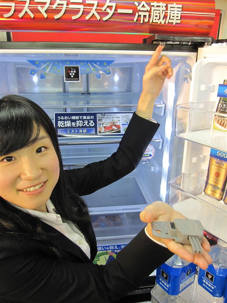 シャープが新製品の冷蔵室上部に取り付けた「対震ロック」。大きく揺れると先端のレバーが下がり、扉を固定して開かなくする＝５日、大阪市（織田淳嗣撮影）