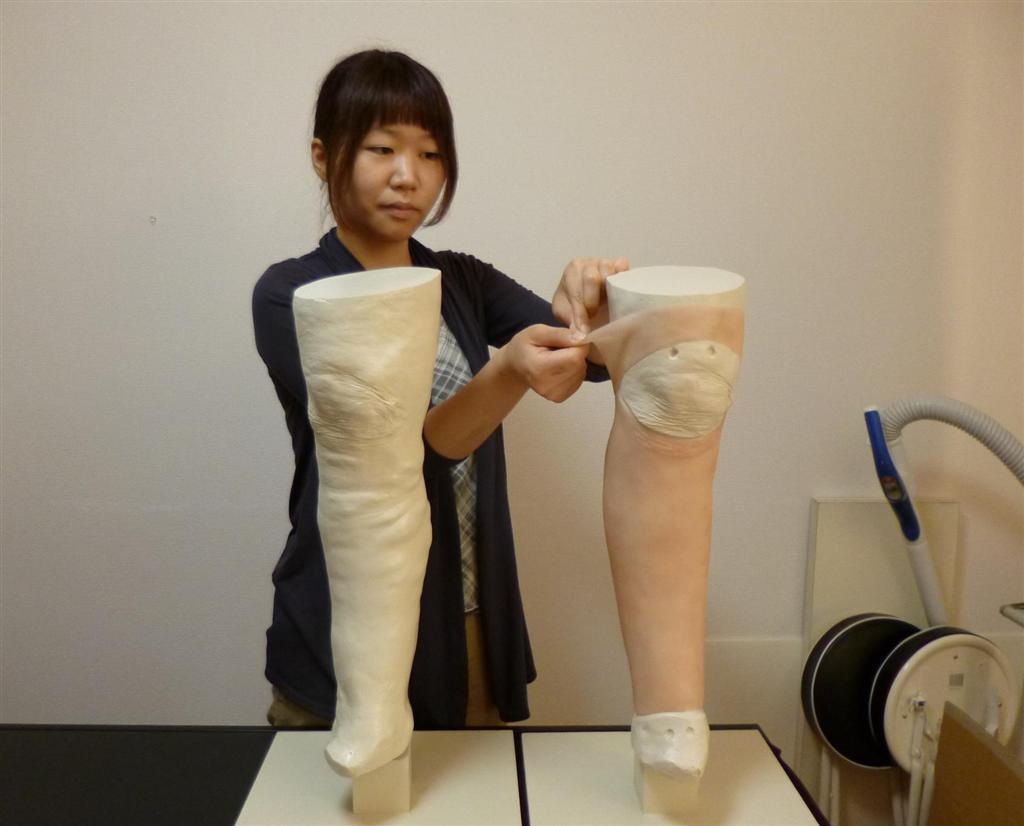 膝から下をやけどした女性に製作したストッキング風の人工皮膚