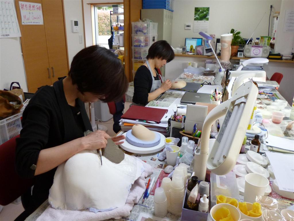 人工乳房の製作。細部に至るまで“ホンモノそっくり”に仕上げる