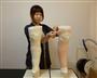 膝から下をやけどした女性に製作したストッキング風の人工皮膚