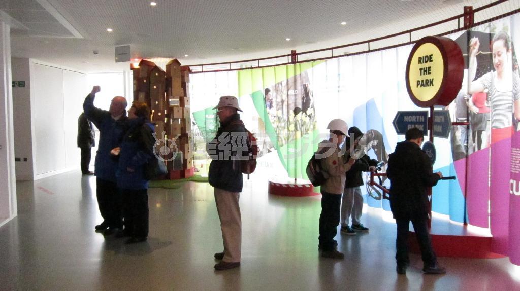 見学ツアーで訪れたオリンピックタワー。子供でも遊びながらロンドン五輪やオリンピックパークについて学べるよう工夫が凝らされている＝２０１３年（ロンドン大学ゴールドスミス校、有志学生記者撮影）