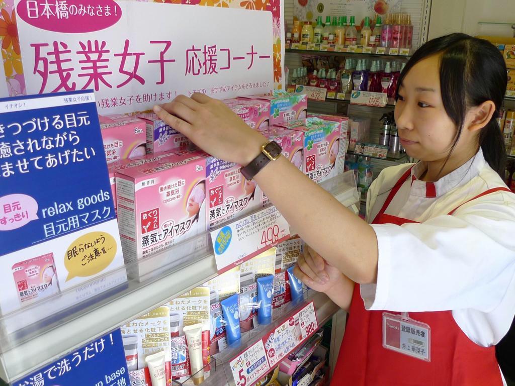 ドラッグストアのトモズが一部店舗に設けた「残業女子応援コーナー」＝東京都中央区