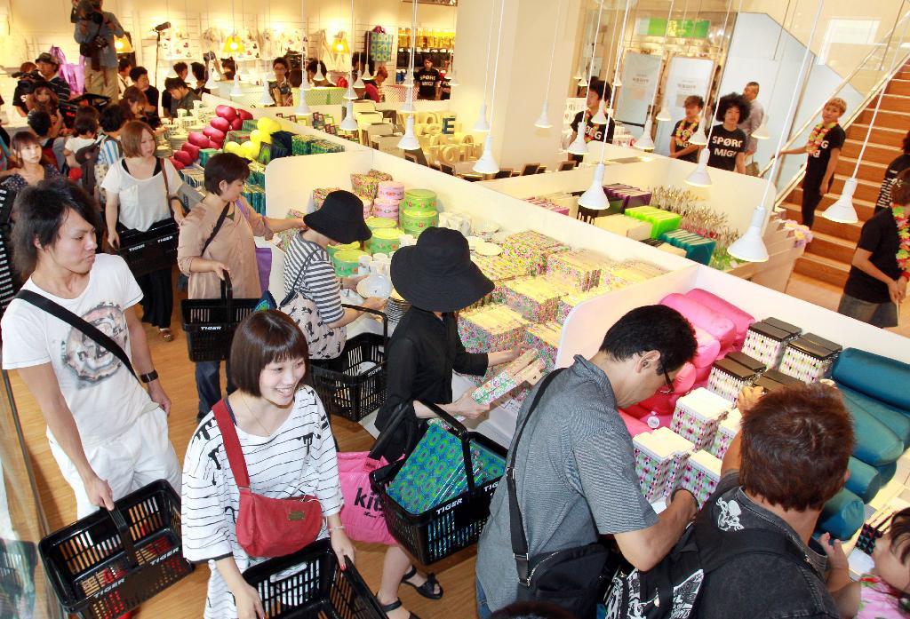 約１カ月ぶりに営業を再開し、にぎわうタイガーコペンハーゲン＝２２日、大阪市中央区（前川純一郎撮影）