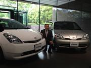 歴代プリウスを前にポーズを取る初代「プリウス」の開発責任者の内山田竹志副会長