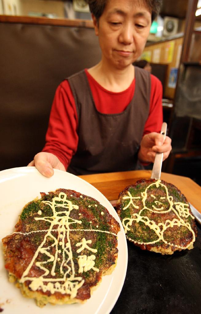 輸入小麦の値上げで、お好み焼きやたこ焼き業界は価格転嫁への決断を迫られている