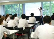 プレゼン大会では、社員の知恵をしぼったユニークなアイデアが出される（中央会計提供）