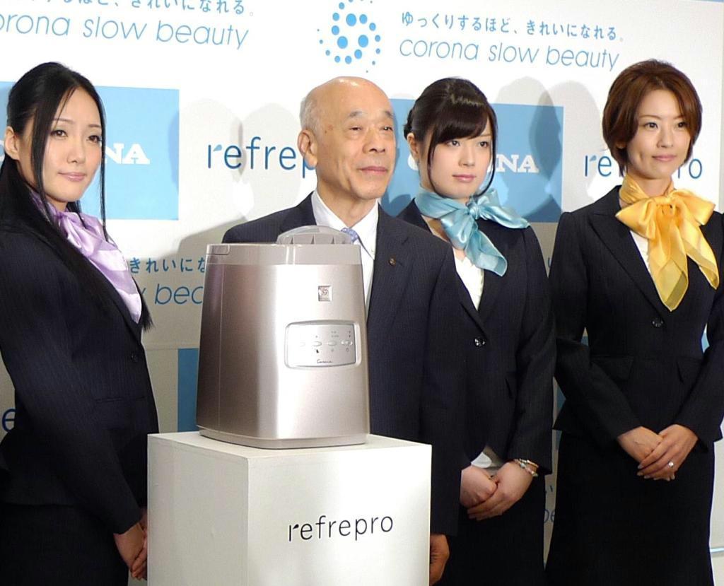 美容機器の「リフレプロ」を発表するコロナの内田力社長（左から２人目）＝東京都渋谷区