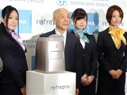 美容機器の「リフレプロ」を発表するコロナの内田力社長（左から２人目）＝東京都渋谷区