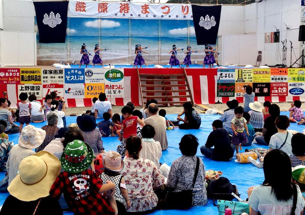 名称から「アリラン」を外し、朝鮮通信使の行列を取りやめて行われた「対馬厳原港まつり」（田中一世撮影）