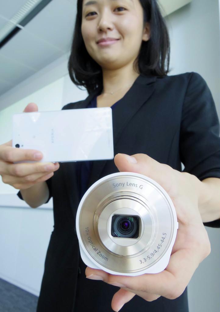 ソニーの「レンズスタイルカメラ」は、レンズを片手に持って自由な角度で撮影できる＝１２日、東京都港区