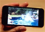 アップルの国内メディア向けのイベントで公開されたアイフォーン５ｓ。スローモーションの動画などが撮影できる＝１１日、東京・六本木（田村龍彦撮影）