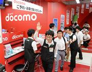 ２０日に発売するｉＰｈｏｎｅ５ｃの事前予約に、ビックカメラ有楽町店のドコモブースに並ぶ人たち＝１３日午後、東京・有楽町のビックカメラ（宮川浩和撮影）