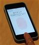 アップルの国内メディア向けのイベントで公開されたアイフォーン５ｓ。ホームボタンをタッチして指紋を登録する＝１１日、東京・六本木