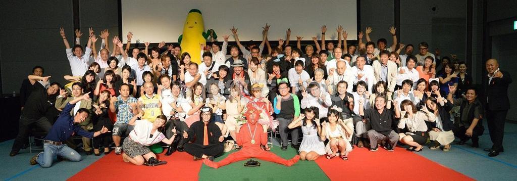 ８月２４日に開かれた西日本決起集会の参加者たち＝２０１３（平成２５）年、香川県高松市（提供写真）