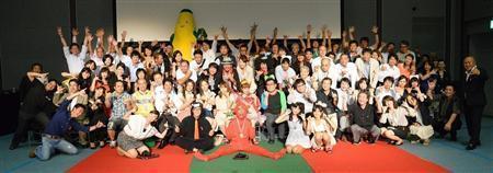 ８月２４日に開かれた西日本決起集会の参加者たち＝２０１３（平成２５）年、香川県高松市（提供写真）