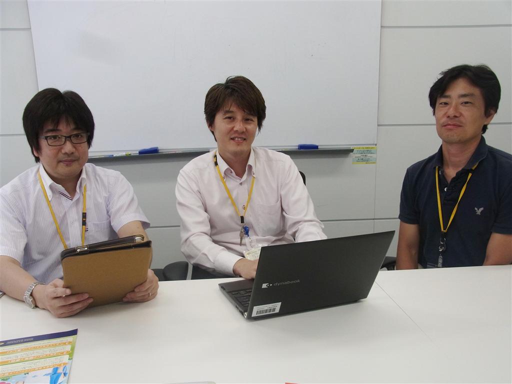 「マイポケットプラス」を企画・開発したNTTコミュニケーションズアプリケーション＆コンテンツサービス部のメンバー。左から、青木誠志さん、三浦康徳さん、松本誉史さん