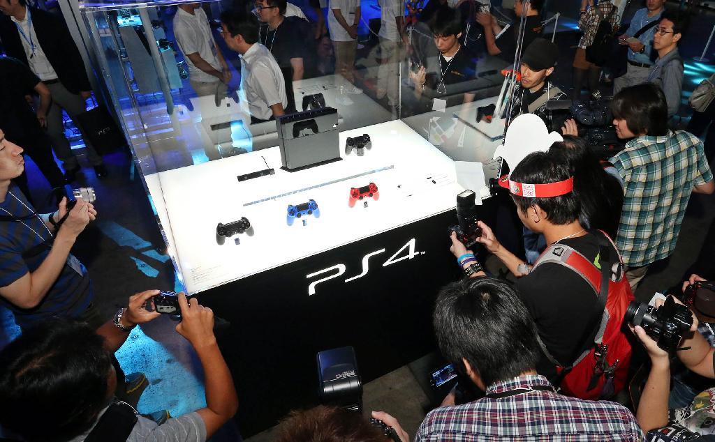 国内で初めて公開されたソニーの「プレイステーション４」では、多くの人たちが写真撮影をしていた＝１９日午前、千葉市の幕張メッセ（小野淳一撮影）