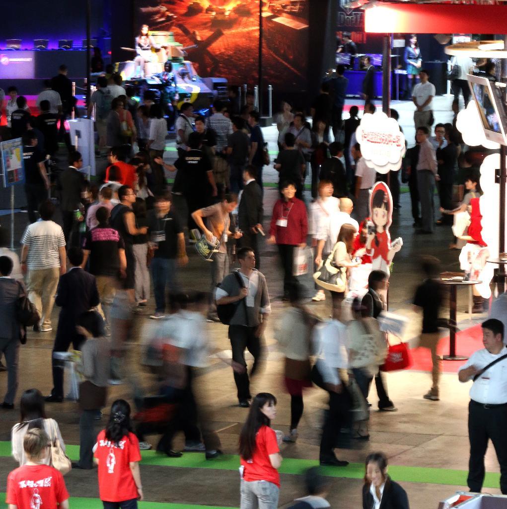 初日から多くの入場者で賑わう「東京ゲームショウ２０１３」＝１９日午前、千葉市の幕張メッセ（小野淳一撮影）