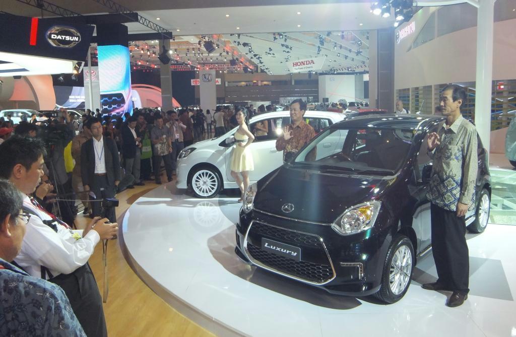 インドネシアモーターショー会場のダイハツ工業ブース。日系５社がエコカー減税対応車を披露した＝１９日、ジャカルタ（飯田耕司撮影）