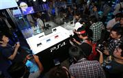 国内で初公開されたソニー「プレイステーション４」の展示に多くの人たちが集まった＝１９日、千葉市美浜区の幕張メッセ