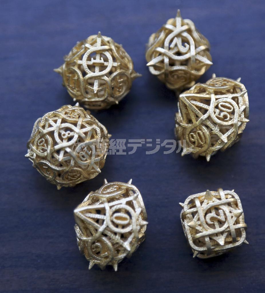 ３Ｄプリンターで作られたサイコロ。複雑な形状も１台のプリンターで大量生産できる＝ニューヨーク（ＡＰ）