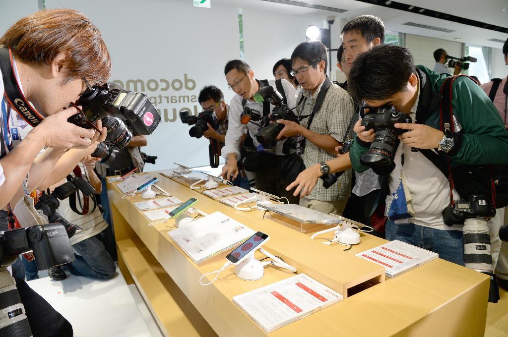 ＮＴＴドコモから発売された新機種のｉＰｈｏｎｅ＝２０日午前、東京・有楽町（宮川浩和撮影）