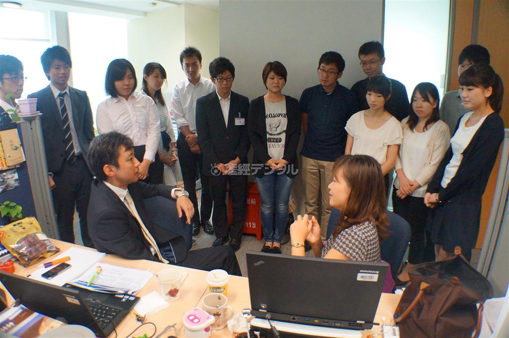 ９月１３日、世界４大会計事務所のひとつ、ＫＰＭＧの上海オフィスを訪れ、日本人や中国人の会計士から中国ビジネスについて話しを聞く中央大学の学生ら＝中国・上海市（河崎真澄撮影）