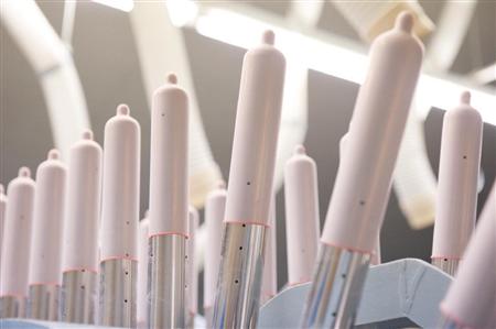 相模ゴム工業本社工場で、製造されるコンドーム(同社提供)